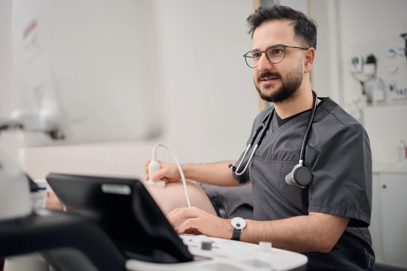 Dr. med. Bahman Afzali bei einer Ultraschalluntersuchung im MVZ Hausarztmedizin Bedburg