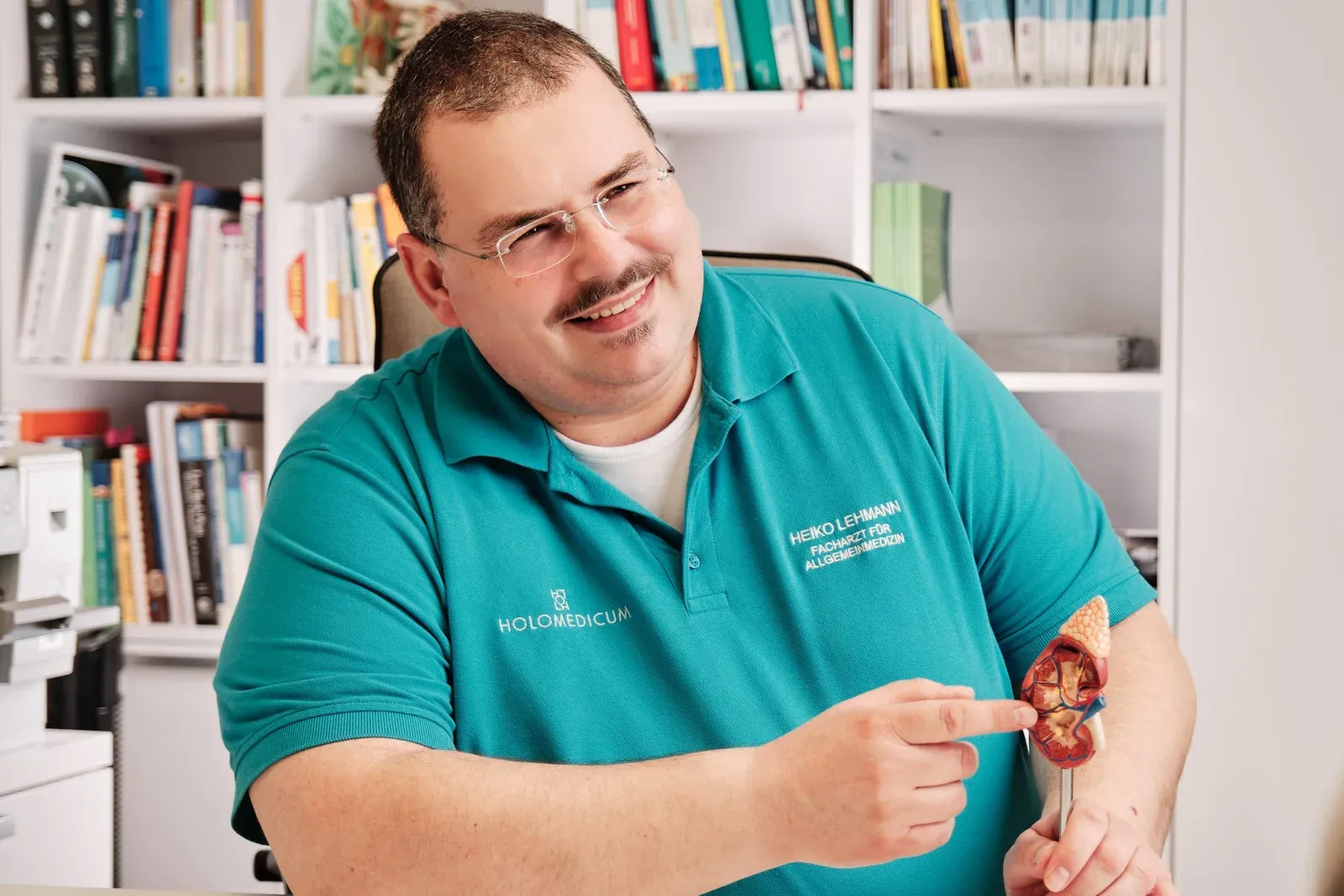 Heiko Lehmann erklärt im Holomedicum ein anatomisches Modell im Patientengespräch