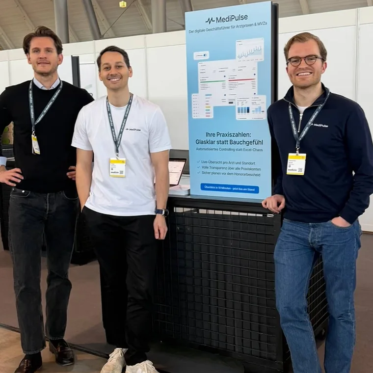 Three team members at the MediPulse stand, beside the roll-up “Your practice figures: crystal clear, not guesswork”