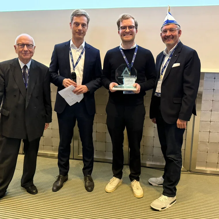 The Startup- und Digitalisierungspreis of the ENTSCHEIDERFABRIK being presented to MediPulse, with a glass trophy